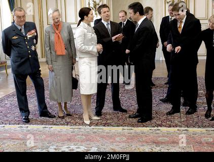 Prinz Henrik und Königin Margrethe studieren den wunderschönen handgewebten Teppich aus dem Iran, während Mary und Frederik mit dem Staatsminister anders Fogh Rasmussen sprechen. Die dänische Regierung überreichte ihr offizielles Hochzeitsgeschenk, einen handgewebten Teppich aus Tabriz im Iran an Kronprinz Frederik und die zukünftige Kronprinzessin Mary bei einer Zeremonie im Schloss Amalienborg. Stockfoto