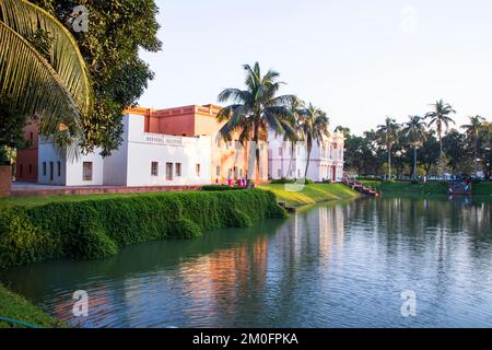 Historisches Gebäude Zamindar Haus und See 'Folk Art & Craft Foundation' Sonar Gaon Museum Tourist Place Sonar Gaon, Narayangonj-Bangladesh Stockfoto