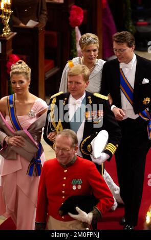 Der Kronprinz Willem-Alexander und die Kronprinzen Maxima von Belgien (Front) kommen zur Hochzeit des dänischen Kronprinzen und Miss Mary Elizabeth Donaldson in der Kopenhagener Kathedrale, der Kirche unserer Lieben Frau an. Stockfoto