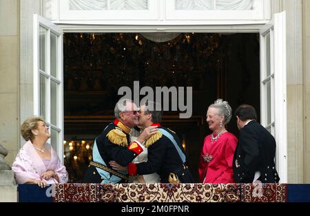 Die Kronprinzessin Mary (versteckt) und Prinz Frederik von Dänemark (Mitte) auf dem Balkon des Amalienborg-Palastes werden von den Dänen angefeuert, mit Frau Susan Moody (links), dem dänischen Prinzkonsort Henrik (2. links), der Königin Margeret (rotes Kleid) und Herrn John Donaldson (rechts). Stockfoto