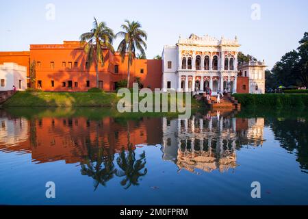 Historisches Gebäude Zamindar Haus und See 'Folk Art & Craft Foundation' Sonar Gaon Museum Tourist Place Sonar Gaon, Narayangonj-Bangladesh Stockfoto