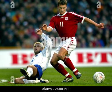 Der dänische Spieler Ebbe Sand von Schalke 04 (rechts) in Aktion während eines Qualifikationsspiels der Europameisterschaft. Stockfoto