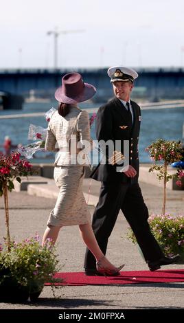 Das frisch verheiratete königliche Paar von Dänemark, Kronprinzessin Mary und Kronprinz Frederik, haben ihren 4-tägigen Sommerausflug mit der königlichen Yacht „Dannebrog“ in 4 verschiedene Städte Dänemarks begonnen. Am zweiten Tag ihrer Tour ging es in die Stadt Aalborg. Das königliche Paar auf dem Weg zurück zum königlichen Schiff 'Dannebrog' im Hafen von Allborg. Stockfoto