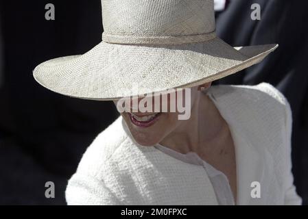 Das frisch verheiratete königliche Paar von Dänemark, Kronprinzessin Mary und Kronprinz Frederik, hat ihren 4-tägigen Sommerausflug mit der königlichen Yacht „Dannebrog“ in 4 verschiedene Städte Dänemarks begonnen.am vierten und letzten Tag ging das königliche Paar nach S nderborg. Die Kronprinzessin trug einen Hut mit breiter Krempe am ersten sonnigen und heißen Sommertag in Dänemark in diesem Jahr. Stockfoto