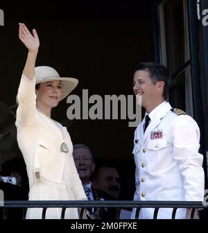 Das frisch verheiratete königliche Paar von Dänemark, Kronprinzessin Mary und Kronprinz Frederik, hat ihren 4-tägigen Sommerausflug mit der königlichen Yacht „Dannebrog“ in 4 verschiedene Städte Dänemarks begonnen.am vierten und letzten Tag ging das königliche Paar nach S nderborg. Das königliche Paar auf dem Balkon des Rathauses in S nderborg. Stockfoto