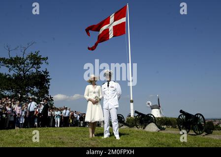 Das frisch verheiratete königliche Paar von Dänemark, Kronprinzessin Mary und Kronprinz Frederik, hat ihren 4-tägigen Sommerausflug mit der königlichen Yacht „Dannebrog“ in 4 verschiedene Städte Dänemarks begonnen.am vierten Tag ging das königliche Paar nach S nderborg. Das königliche Paar besuchte die historische Stätte Dybb l, wo die dänen 1864 eine große Niederlage erlitten. Stockfoto