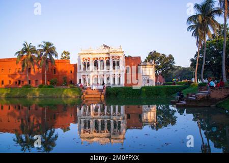 Historisches Gebäude Zamindar Haus und See 'Folk Art & Craft Foundation' Sonar Gaon Museum Tourist Place Sonar Gaon, Narayangonj-Bangladesh Stockfoto