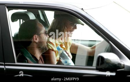 Der dänische Rock-Drummer Lars Ulrich aus Metallica und die Schauspielerin Connie Nielsen kommen auf einem dänischen Flughafen in Aalborg in Jütland an. Stockfoto