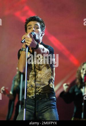 Der österreichische Beitrag zum Eurovision Song Contest, Sänger Manuel Ortega, mit seinem Song Say a Word, der während der Show im Jahr 2002 in Tallinn, Estland, aufgetreten ist. Stockfoto