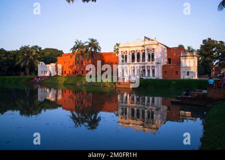 Historisches Gebäude Zamindar Haus und See 'Folk Art & Craft Foundation' Sonar Gaon Museum Tourist Place Sonar Gaon, Narayangonj-Bangladesh Stockfoto