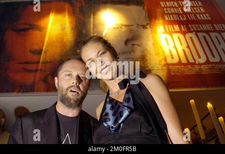 Die dänische Hollywood-Schauspielerin Connie Nielsen am ersten Abend des dänischen Films „die Brüder“ von der dänischen Regisseurin Susanne Biers in Kopenhagen im Imperial Theatre. Ihr Freund, der dänische Schlagzeuger in Metallica Lars Ulrich, kann seine Beziehung zu Connie bestätigen und Connies halten. Connie Nielsen hat die Rolle der Ehefrau des Hauptdarstellers Michael, ein UN-Soldat auf einer Mission in Afghanistan, gespielt von Ulrich Thomsen. Stockfoto