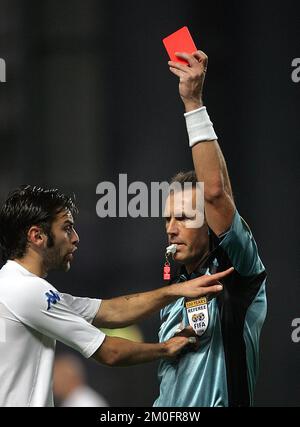 Der Fußballfan starb bis heute, nachdem er im dänischen Nationalstadion auf den grund fiel. Die Magne Hoseth des FC Kopenhagen lenkt die Aufmerksamkeit des Schiedsrichters Knud Erik Fisker auf einen Unfall unter den Zuschauern bei einem Spiel der Liga im Parkstadion in Kopenhagen. Magne Hoseth wurde eine Augenzeugin, als ein junger Mann, vermutlich frustriert über die Absendung des Heimspielers Bo Svensson (nicht auf dem Bild), den oberen Teil des Zuschauerstands im dänischen Nationalstadion erklommen und etwa 15 Meter auf den Boden fallen ließ. Der Mann wurde bei dem Unfall schwer verletzt. Stockfoto