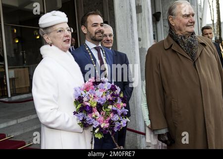 Das königliche Paar wurde von Bürgermeister Jacob Bundsgaard empfangen , Mittwochmorgen vor dem Rathaus von Aarhus, als Aarhus den 75.. Geburtstag der Königin mit einer Kutschfahrt durch die Stadt ansprach, Mittagsempfang im Rathaus von Aarhus und später Galaabend in der Konzerthalle . Auch das königliche Paar , Prinz Joachim und Prinzessin Marie , waren zu sehen . ( Casper Dalhoff / POLFOTO ) Stockfoto