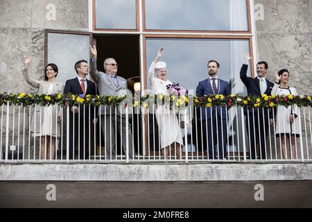 Königin Margrethe und Henrik, Prinz Gemahl von Dänemark, grüßen die Bürger von Aarhus. -- Queens Margrethe II. Und Henrik, Prinz Gemahlin von Dänemark, besuchten Aarhus, Dänemark, zusammen mit der Königlichen Familie, um ihren Geburtstag zu feiern. Königin Margrethe II. Von Dänemark besucht Aarhus, um ihren Geburtstag zu feiern Stockfoto