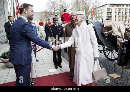 Das königliche Paar wurde von Bürgermeister Jacob Bundsgaard empfangen , Mittwochmorgen vor dem Rathaus von Aarhus, als Aarhus den 75.. Geburtstag der Königin mit einer Kutschfahrt durch die Stadt ansprach, Mittagsempfang im Rathaus von Aarhus und später Galaabend in der Konzerthalle . Auch das königliche Paar , Prinz Joachim und Prinzessin Marie , waren zu sehen . ( Casper Dalhoff / POLFOTO ) Stockfoto