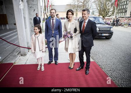 Königliches Paar empfangen von Bürgermeister Jacob Bundsgaard , Mittwochmorgen vor dem Rathaus von Aarhus, als Aarhus den 75.. Geburtstag der Königin mit einer Kutschfahrt durch die Stadt, Lunch Empfang im Rathaus von Aarhus und später Galaabend in der Konzerthalle Aarhus feierte . Auch das königliche Paar , Prinz Joachim und Prinzessin Marie , waren zu sehen . ( Casper Dalhoff / POLFOTO ) Stockfoto