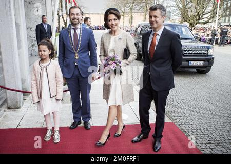 Königliches Paar empfangen von Bürgermeister Jacob Bundsgaard , Mittwochmorgen vor dem Rathaus von Aarhus, als Aarhus den 75.. Geburtstag der Königin mit einer Kutschfahrt durch die Stadt, Lunch Empfang im Rathaus von Aarhus und später Galaabend in der Konzerthalle Aarhus feierte . Auch das königliche Paar , Prinz Joachim und Prinzessin Marie , waren zu sehen . ( Casper Dalhoff / POLFOTO ) Stockfoto