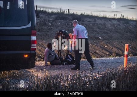 Die erste große Gruppe von Flüchtlingen und Einwanderern hat die dänische Grenze in Rødby im Süden Seelands überquert. Nach Angaben der Polizei von Süuseeland und Lolland-Falster kamen über zwei Fähren aus Puttgarden in Deutschland etwa 170 Flüchtlinge nach Rødby. Einige Migranten flohen vor der Polizei in Rødby, wurden aber angehalten und in Bussen abgeholt. Die überwiegende Mehrheit der registrierten Migranten kommt aus Syrien, und diejenigen, deren Asylverfahren in Dänemark vor Gericht gestellt werden, werden in das Flüchtlingslager Sandholmlejren entsandt. Stockfoto