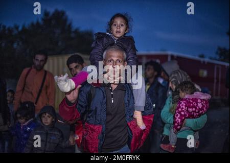 Die erste große Gruppe von Flüchtlingen und Einwanderern hat die dänische Grenze in Rødby im Süden Seelands überquert. Nach Angaben der Polizei von Süuseeland und Lolland-Falster kamen über zwei Fähren aus Puttgarden in Deutschland etwa 170 Flüchtlinge nach Rødby. Einige Migranten flohen vor der Polizei in Rødby, wurden aber angehalten und in Bussen abgeholt. Die überwiegende Mehrheit der registrierten Migranten kommt aus Syrien, und diejenigen, deren Asylverfahren in Dänemark vor Gericht gestellt werden, werden in das Flüchtlingslager Sandholmlejren entsandt. Per Rasmussen / Polfoto Flygtninge på flugt fra politiet ved Rødbyhavn. Ca Hunderrede Stockfoto