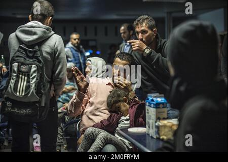 Die erste große Gruppe von Flüchtlingen und Einwanderern hat die dänische Grenze in Rødby im Süden Seelands überquert. Nach Angaben der Polizei von Süuseeland und Lolland-Falster kamen über zwei Fähren aus Puttgarden in Deutschland etwa 170 Flüchtlinge nach Rødby. Einige Migranten flohen vor der Polizei in Rødby, wurden aber angehalten und in Bussen abgeholt. Die überwiegende Mehrheit der registrierten Migranten kommt aus Syrien, und diejenigen, deren Asylverfahren in Dänemark vor Gericht gestellt werden, werden in das Flüchtlingslager Sandholmlejren entsandt. Per Rasmussen / Polfoto Flygtninge på flugt fra politiet ved Rødbyhavn. Ca Hunderrede Stockfoto