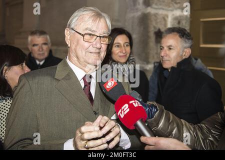 Blumen werden in der französischen Botschaft in Dänemark gelegt. Die dänische Königsfamilie, vertreten durch Henrik, Prinz Consort of Denmark, Prinz Joachim, Prinzessin Marie, Prinzessin Athena, Prinz Nikolai und Prinz Felix, nimmt Teil. Stockfoto