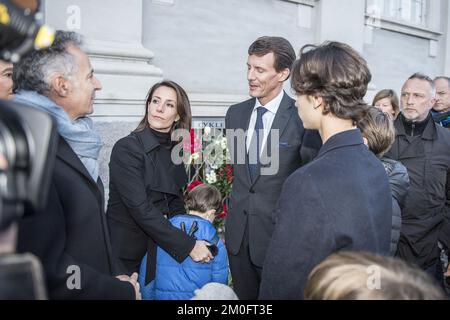 Blumen werden in der französischen Botschaft in Dänemark gelegt. Die dänische Königsfamilie, vertreten durch Henrik, Prinz Consort of Denmark, Prinz Joachim, Prinzessin Marie, Prinzessin Athena, Prinz Nikolai und Prinz Felix, nimmt Teil. Stockfoto