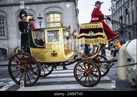 Königin Margrethe fuhr am Mittwoch allein zu einem Bankett in der Gold State Coach . Die Reise ging vom Schloss Amalienborg Christiansborg aus, wo die Neujahrskur der Verteidigung, die dänische Notfallbehörde und die 1., 2. und dritte Klasse stattfanden. Der Gold State Coach , der 1840 von dem Radfahrer Henry Fife erbaut wurde, ist mit 24-karätigem Blattgold beschichtet und hat vier goldene Kronen auf dem Dach und einen lackierten Wappen an den Türen. Prinz Henrik von Dänemark nimmt nach seinem Ruhestand nicht an der Neujahrspartei Teil . (Philip Davali / POLFOTO) Stockfoto