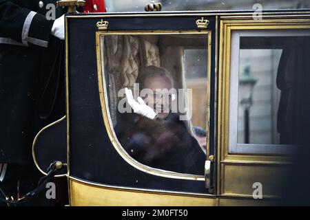 Königin Margrethe fuhr am Mittwoch allein zu einem Bankett in der Gold State Coach . Die Reise ging vom Schloss Amalienborg Christiansborg aus, wo die Neujahrskur der Verteidigung, die dänische Notfallbehörde und die 1., 2. und dritte Klasse stattfanden. Der Gold State Coach , der 1840 von dem Radfahrer Henry Fife erbaut wurde, ist mit 24-karätigem Blattgold beschichtet und hat vier goldene Kronen auf dem Dach und einen lackierten Wappen an den Türen. Prinz Henrik von Dänemark nimmt nach seinem Ruhestand nicht an der Neujahrspartei Teil . (Philip Davali / POLFOTO) Stockfoto