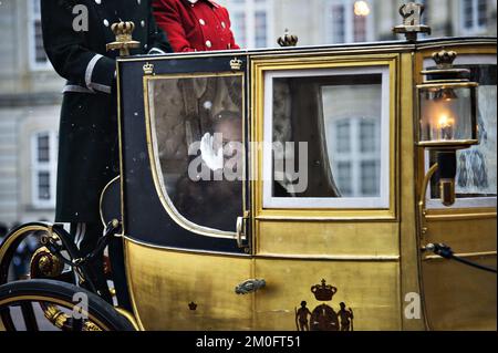 Königin Margrethe fuhr am Mittwoch allein zu einem Bankett in der Gold State Coach . Die Reise ging vom Schloss Amalienborg Christiansborg aus, wo die Neujahrskur der Verteidigung, die dänische Notfallbehörde und die 1., 2. und dritte Klasse stattfanden. Der Gold State Coach , der 1840 von dem Radfahrer Henry Fife erbaut wurde, ist mit 24-karätigem Blattgold beschichtet und hat vier goldene Kronen auf dem Dach und einen lackierten Wappen an den Türen. Prinz Henrik von Dänemark nimmt nach seinem Ruhestand nicht an der Neujahrspartei Teil . (Philip Davali / POLFOTO) Stockfoto