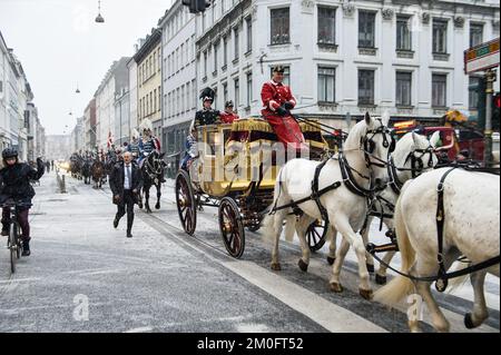 Königin Margrethe fuhr am Mittwoch allein zu einem Bankett in der Gold State Coach . Die Reise ging vom Schloss Amalienborg Christiansborg aus, wo die Neujahrskur der Verteidigung, die dänische Notfallbehörde und die 1., 2. und dritte Klasse stattfanden. Der Gold State Coach , der 1840 von dem Radfahrer Henry Fife erbaut wurde, ist mit 24-karätigem Blattgold beschichtet und hat vier goldene Kronen auf dem Dach und einen lackierten Wappen an den Türen. Prinz Henrik von Dänemark nimmt nach seinem Ruhestand nicht an der Neujahrspartei Teil . (Philip Davali / POLFOTO) Stockfoto