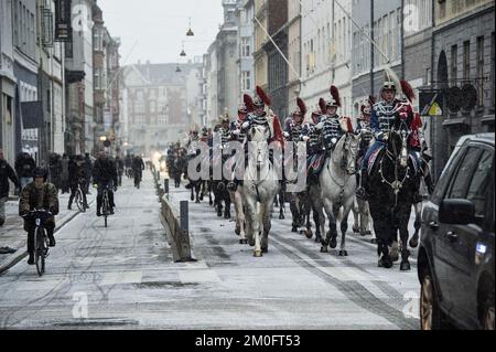 Königin Margrethe fuhr am Mittwoch allein zu einem Bankett in der Gold State Coach . Sie wurde von den Regiments Horse Korte begleitet. Die Reise ging vom Schloss Amalienborg Christiansborg aus, wo die Neujahrskur der Verteidigung, die dänische Notfallbehörde und die 1., 2. und dritte Klasse stattfanden. Der Gold State Coach , der 1840 von dem Radfahrer Henry Fife erbaut wurde, ist mit 24-karätigem Blattgold beschichtet und hat vier goldene Kronen auf dem Dach und einen lackierten Wappen an den Türen. Prinz Henrik von Dänemark nimmt nach seinem Ruhestand nicht an der Neujahrspartei Teil . (Philip Davali / Po Stockfoto