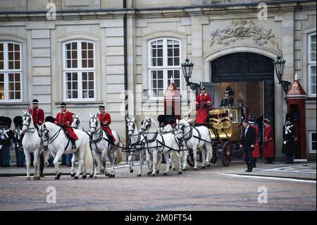 Königin Margrethe fuhr am Mittwoch allein zu einem Bankett in der Gold State Coach . Die Reise ging vom Schloss Amalienborg Christiansborg aus, wo die Neujahrskur der Verteidigung, die dänische Notfallbehörde und die 1., 2. und dritte Klasse stattfanden. Der Gold State Coach , der 1840 von dem Radfahrer Henry Fife erbaut wurde, ist mit 24-karätigem Blattgold beschichtet und hat vier goldene Kronen auf dem Dach und einen lackierten Wappen an den Türen. Prinz Henrik von Dänemark nimmt nach seinem Ruhestand nicht an der Neujahrspartei Teil . (Philip Davali / POLFOTO) Stockfoto