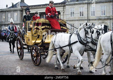 Königin Margrethe fuhr am Mittwoch allein zu einem Bankett in der Gold State Coach . Sie wurde von den Regimenten begleitet Pferdeausflug ging vom Schloss Amalienborg Christiansborg, wo die Neujahrskur der Verteidigung , die dänische Notfallorganisation und die 1. , 2. und dritte Klasse stattfanden. Der Gold State Coach , der 1840 von dem Radfahrer Henry Fife erbaut wurde, ist mit 24-karätigem Blattgold beschichtet und hat vier goldene Kronen auf dem Dach und einen lackierten Wappen an den Türen. Prinz Henrik von Dänemark nimmt nach seinem Ruhestand nicht an der Neujahrspartei Teil . (Philip Davali/POLFOTO Stockfoto