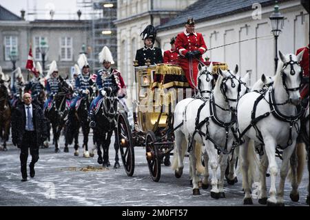 Königin Margrethe fuhr am Mittwoch allein zu einem Bankett in der Gold State Coach . Die Reise ging vom Schloss Amalienborg Christiansborg aus, wo die Neujahrskur der Verteidigung, die dänische Notfallbehörde und die 1., 2. und dritte Klasse stattfanden. Der Gold State Coach , der 1840 von dem Radfahrer Henry Fife erbaut wurde, ist mit 24-karätigem Blattgold beschichtet und hat vier goldene Kronen auf dem Dach und einen lackierten Wappen an den Türen. Prinz Henrik von Dänemark nimmt nach seinem Ruhestand nicht an der Neujahrspartei Teil . (Philip Davali / POLFOTO) Stockfoto