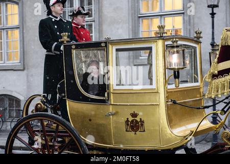 Königin Margrethe fuhr am Mittwoch allein zu einem Bankett in der Gold State Coach . Die Reise ging vom Schloss Amalienborg Christiansborg aus, wo die Neujahrskur der Verteidigung, die dänische Notfallbehörde und die 1., 2. und dritte Klasse stattfanden. Der Gold State Coach , der 1840 von dem Radfahrer Henry Fife erbaut wurde, ist mit 24-karätigem Blattgold beschichtet und hat vier goldene Kronen auf dem Dach und einen lackierten Wappen an den Türen. Prinz Henrik von Dänemark nimmt nach seinem Ruhestand nicht an der Neujahrspartei Teil . (Philip Davali / POLFOTO) Stockfoto