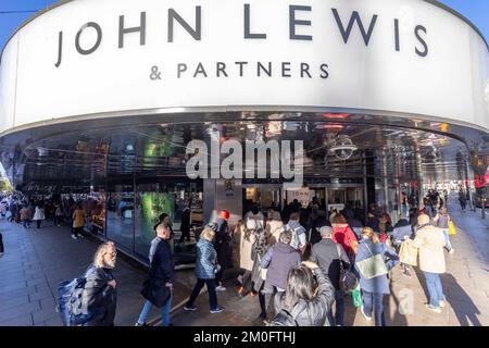 Leute haben heute Morgen vor John Lewis in der Oxford Street Schlange stehen sehen. Die Käufer machen das Beste aus dem jährlichen Black-Friday-Angebot, in der Hoffnung, sie zu schnappen Stockfoto