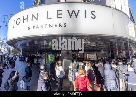 Leute haben heute Morgen vor John Lewis in der Oxford Street Schlange stehen sehen. Die Käufer machen das Beste aus dem jährlichen Black-Friday-Angebot, in der Hoffnung, sie zu schnappen Stockfoto