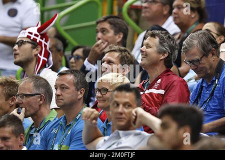 Ein glücklicher Prinz Frederik im Stadion, als Dänemark im Handball-Viertelfinale gegen Slowenien spielte, gewann 37-30 bei den Olympischen Spielen in Rio 2016. ( Jens Dresling / POLFOTO ) Stockfoto