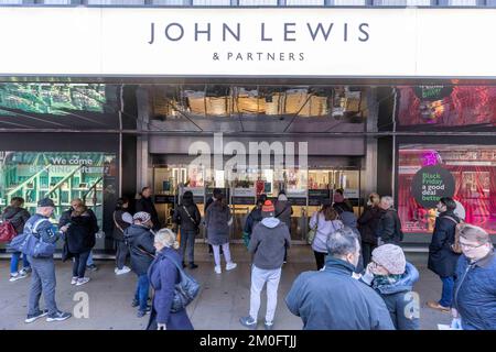 Leute haben heute Morgen vor John Lewis in der Oxford Street Schlange stehen sehen. Die Käufer machen das Beste aus dem jährlichen Black-Friday-Angebot, in der Hoffnung, sie zu schnappen Stockfoto