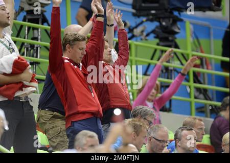 Ein glücklicher Prinz Frederik im Stadion, als Dänemark im Handball-Viertelfinale gegen Slowenien spielte, gewann 37-30 bei den Olympischen Spielen in Rio 2016. ( Jens Dresling / POLFOTO ) Stockfoto