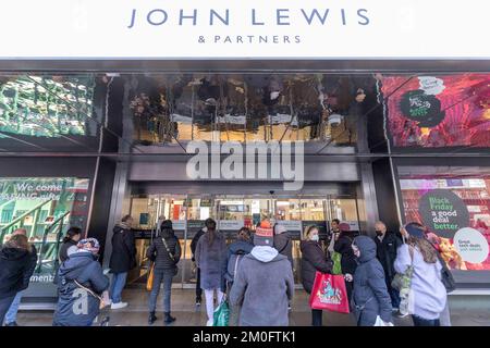 Leute haben heute Morgen vor John Lewis in der Oxford Street Schlange stehen sehen. Die Käufer machen das Beste aus dem jährlichen Black-Friday-Angebot, in der Hoffnung, sie zu schnappen Stockfoto