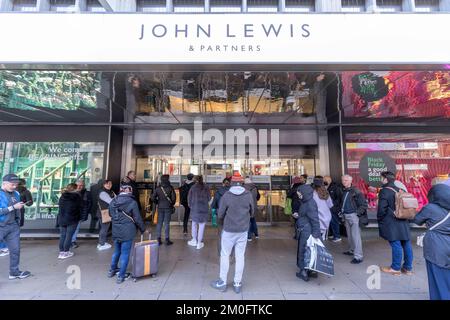 Leute haben heute Morgen vor John Lewis in der Oxford Street Schlange stehen sehen. Die Käufer machen das Beste aus dem jährlichen Black-Friday-Angebot, in der Hoffnung, sie zu schnappen Stockfoto
