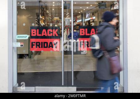 Leute sahen heute Morgen Schlange vor Foot locker in der Oxford Street. Auf dem Schaufenster des Ladens steht „Black Friday“. Aufnahme am 25.. November Stockfoto