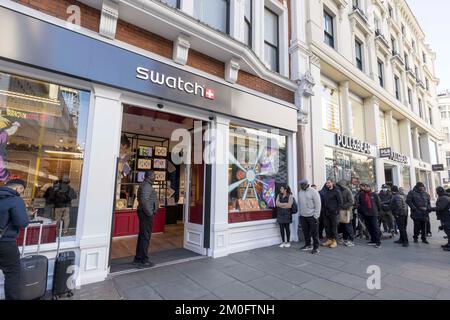 Die Leute sahen heute Morgen Schlange vor dem Wachwarenladen in der Oxford Street stehen. Käufer machen das Beste aus dem jährlichen Black-Friday-Angebot in der Hoffnung auf Snatchin Stockfoto