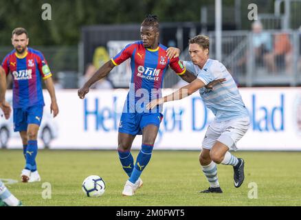 Wilfried Zaha vom Crystal Palace (links) und Martin Fisch vom FC Elsinore während einer Freundschaft am 12. Juli 2018. Stockfoto