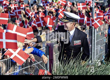 Kronprinz Frederik nimmt an der 200.. Jubiläumsfeier der nordjutlandischen Stadt Frederikshavn als Handelsstadt Teil. Der Kronprinz kam am königlichen Schiff Dannebrog an und wurde von den Stadtbewohnern sowie Bürgermeister Birgit S. Hansen begrüßt Stockfoto