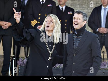 Kronprinz Frederik nimmt an der 200.. Jubiläumsfeier der nordjutlandischen Stadt Frederikshavn als Handelsstadt Teil. Der Kronprinz kam am königlichen Schiff Dannebrog an und wurde von den Stadtbewohnern sowie Bürgermeister Birgit S. Hansen begrüßt Stockfoto