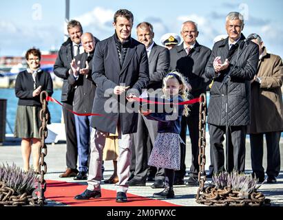 Kronprinz Frederik nimmt an der 200.. Jubiläumsfeier der nordjutlandischen Stadt Frederikshavn als Handelsstadt Teil. Der Kronprinz kam am königlichen Schiff Dannebrog an und wurde von den Stadtbewohnern sowie Bürgermeister Birgit S. Hansen begrüßt Stockfoto