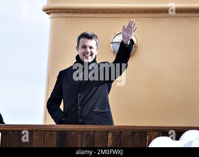 Kronprinz Frederik nimmt an der 200.. Jubiläumsfeier der nordjutlandischen Stadt Frederikshavn als Handelsstadt Teil. Der Kronprinz kam am königlichen Schiff Dannebrog an und wurde von den Stadtbewohnern sowie Bürgermeister Birgit S. Hansen begrüßt Stockfoto