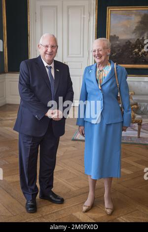 Ihre Majestät Königin Margrethe trifft den Präsidenten Israels, Reuven Rivlin, im Schloss Amalienborg in Kopenhagen. Rivlin ist zu einem offiziellen Besuch anlässlich des 75.. Jahrestags der dänischen Rettung der jüdischen Bevölkerung während des Zweiten Weltkriegs Viele Dänen haben ihr Leben riskiert, um ihren Mitbürgern zu helfen, aus dem besetzten Dänemark in ein sichereres Schweden zu fliehen. Stockfoto